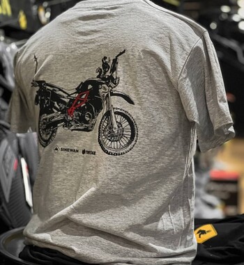 Camiseta Manga Corta Charly Sinewan Todo Va a Salir Bien